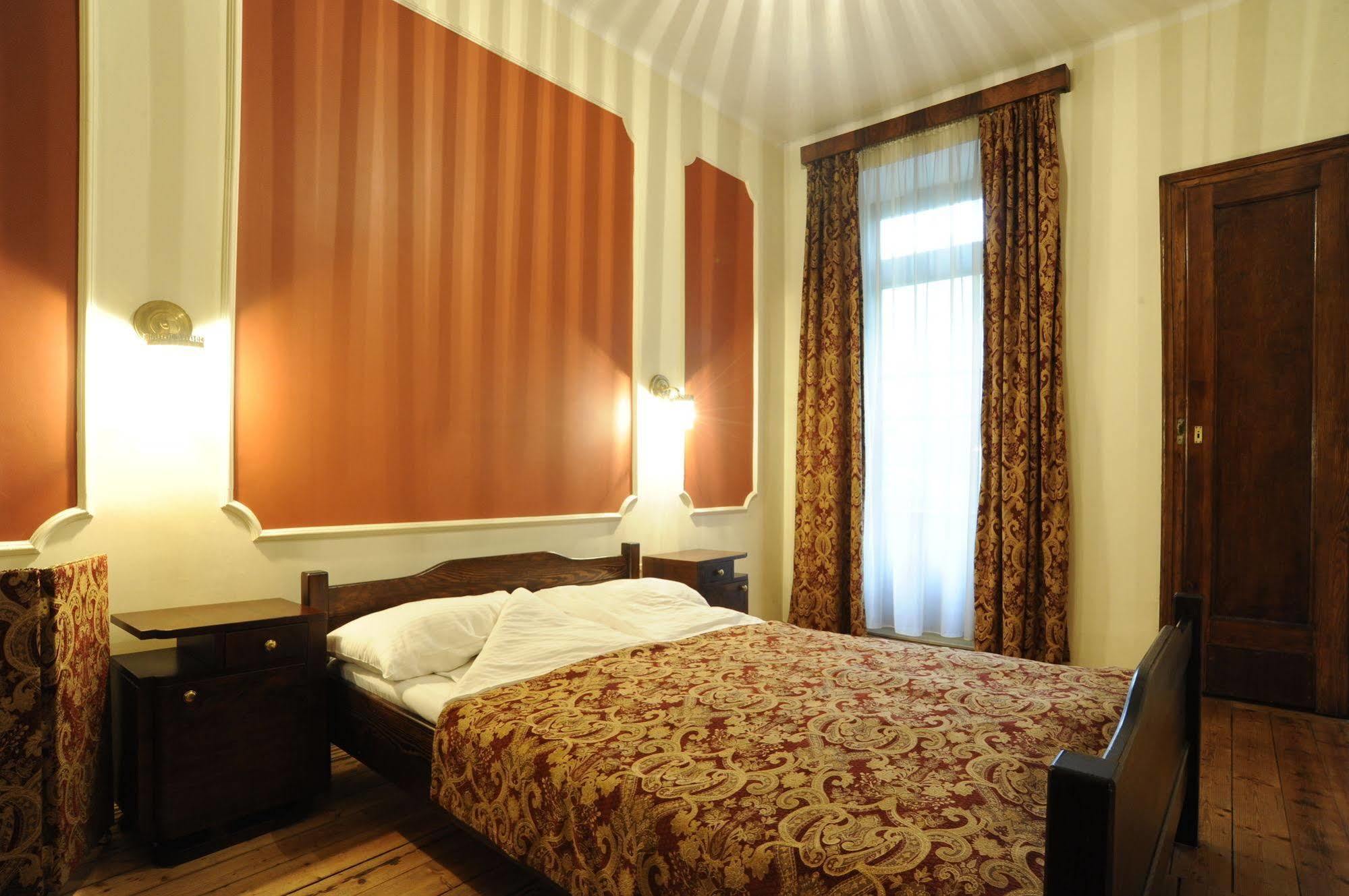 Deco Hostel *